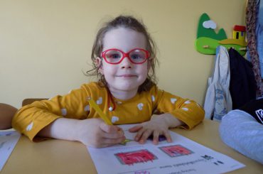 Gesty, ruch, kolory, muzyka, zajęcia plastyczne to elementy lekcji języka angielskiego dla dzieci, dzięki którym nie będą się nudzić.